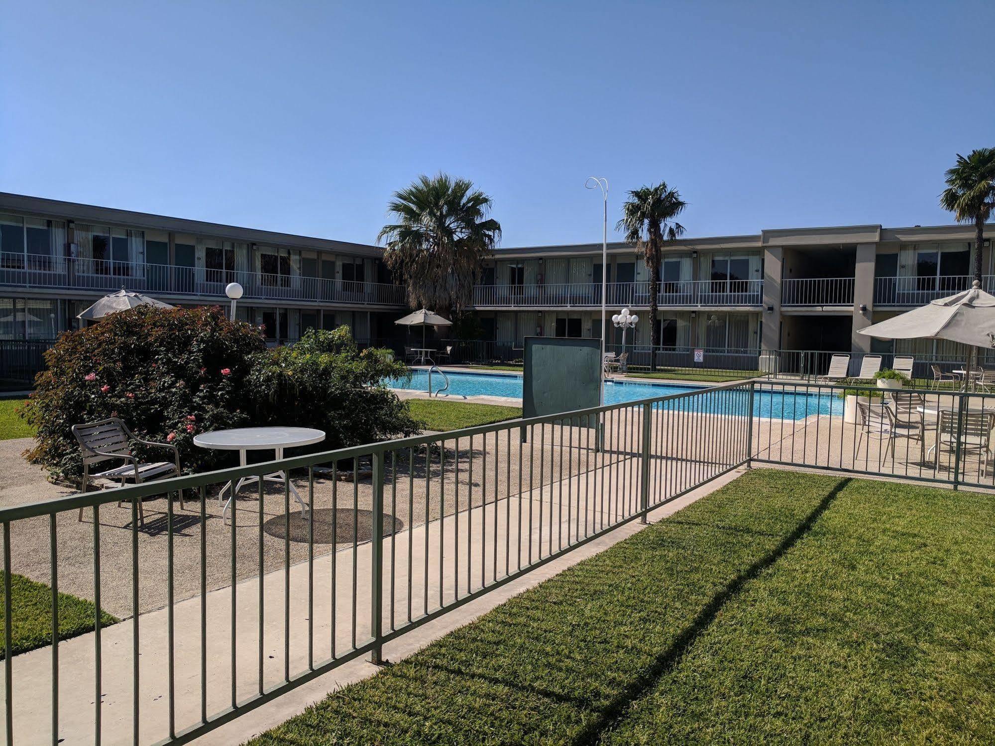 Days Inn By Wyndham Seguin Tx Exterior foto