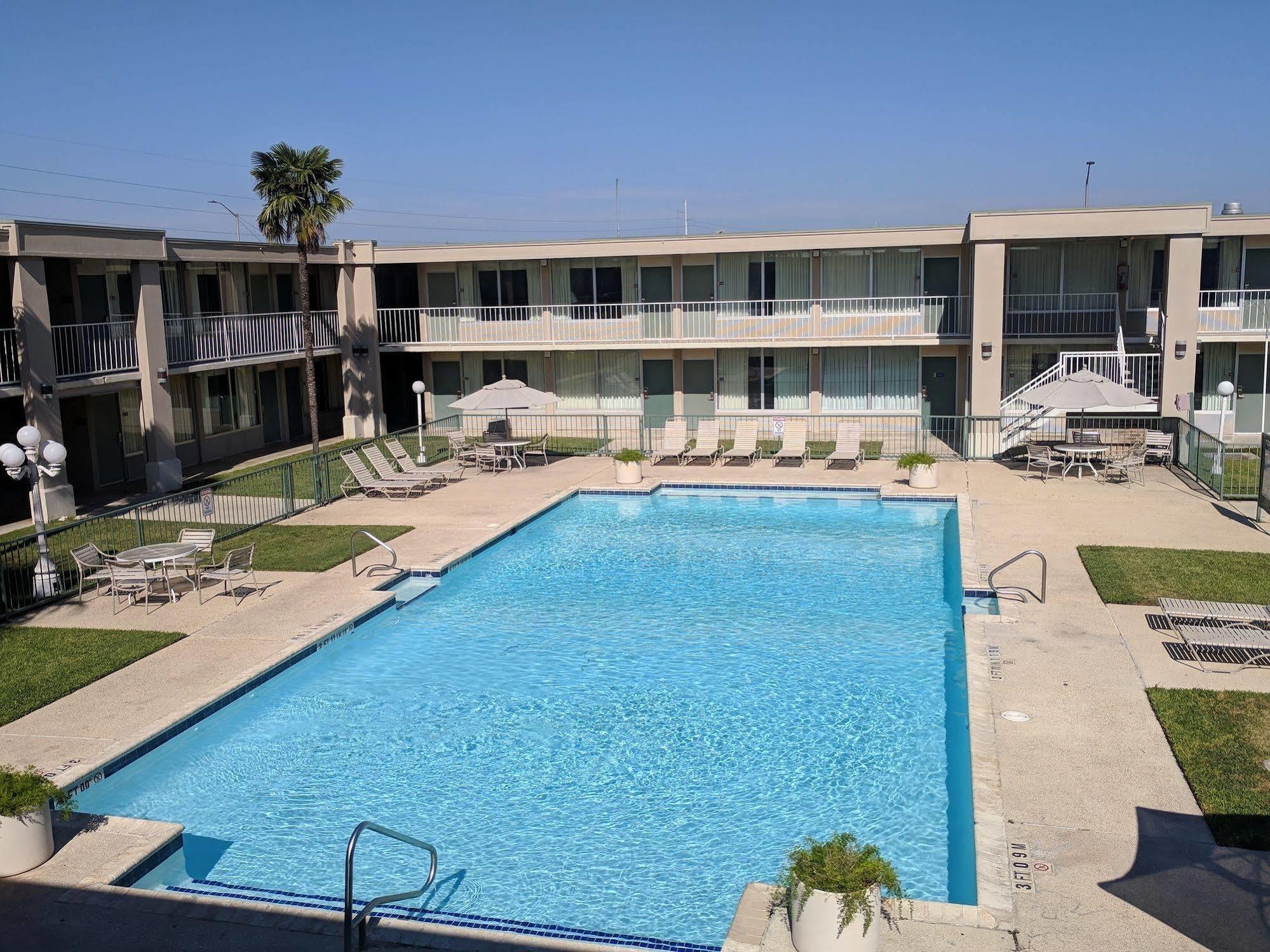 Days Inn By Wyndham Seguin Tx Exterior foto