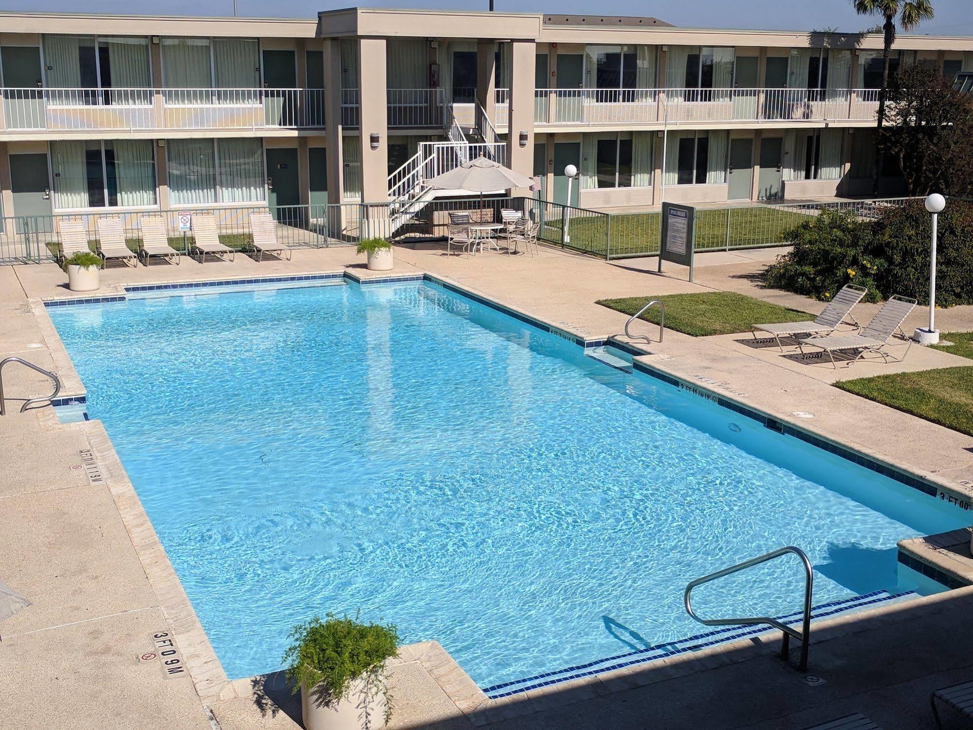 Days Inn By Wyndham Seguin Tx Exterior foto