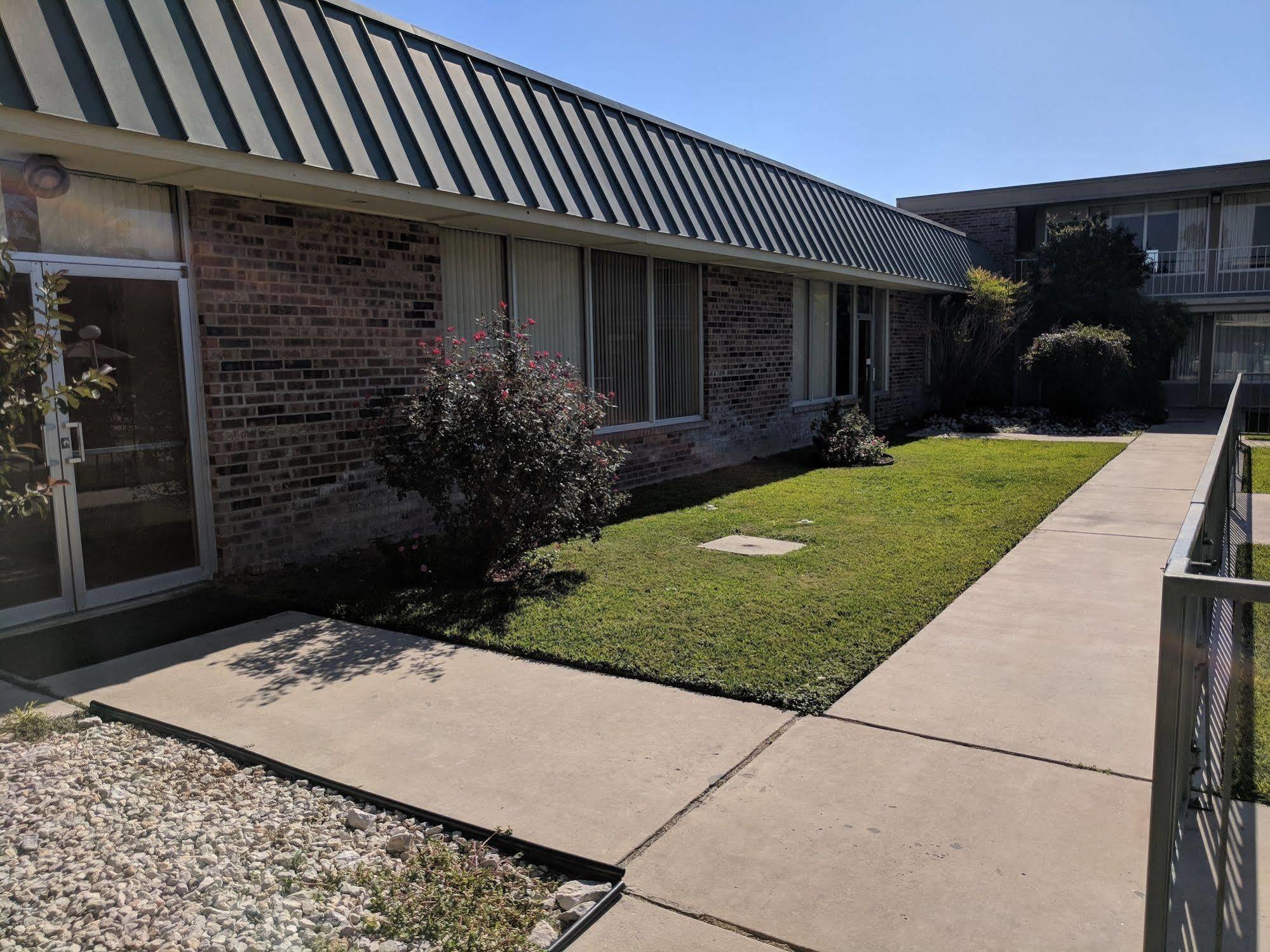 Days Inn By Wyndham Seguin Tx Exterior foto